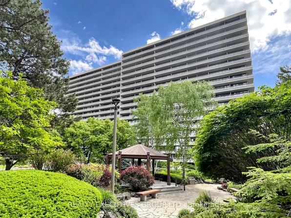 8111 Yonge St #309, Markham, ON L3T 4V9