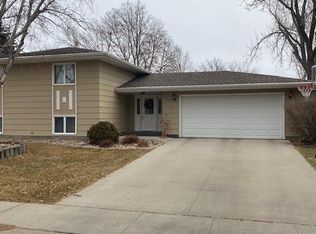 1620 Cedar Dr, Aberdeen, SD 57401