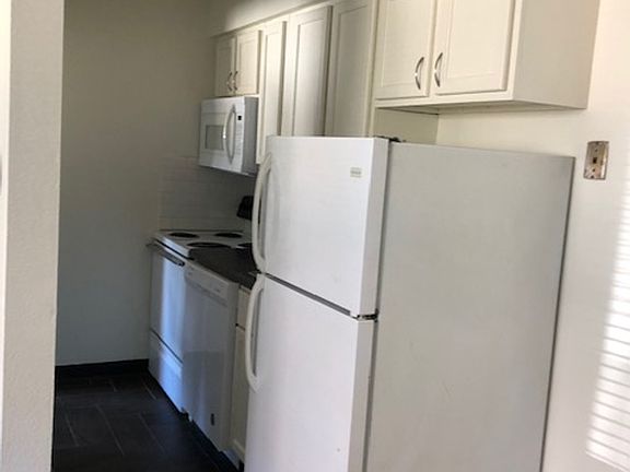 4th image of 618 S Van Buren St APT 5