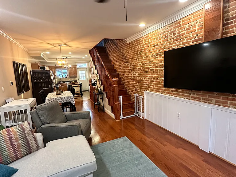 704 S Linwood Ave — Photo 2