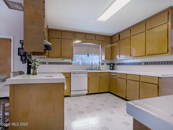 5th image of 27 Fairglen Dr