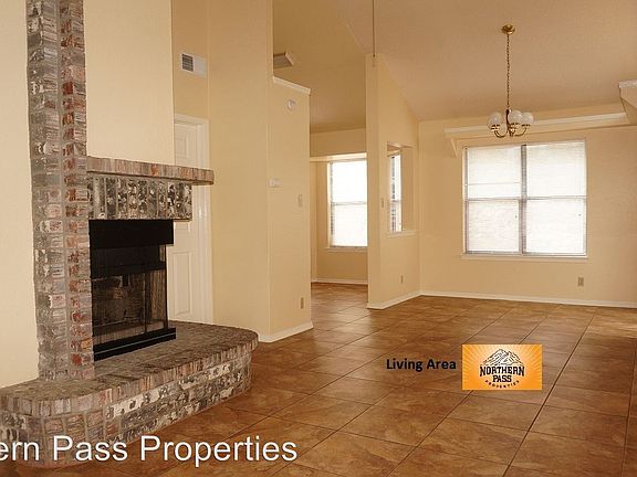 4th image of 890 Melville Ln
