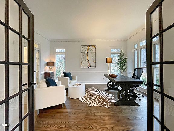 5th image of 900 Darfield Dr