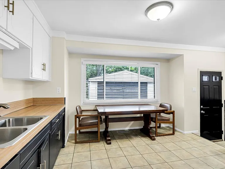 1554 Cynthia Ave — Photo 8