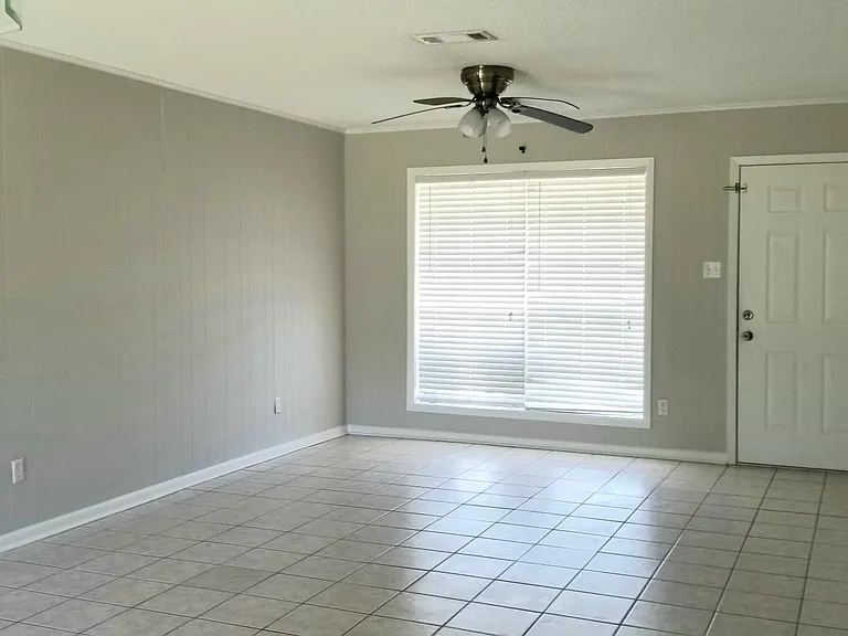 1900 Linda Ave — Photo 2