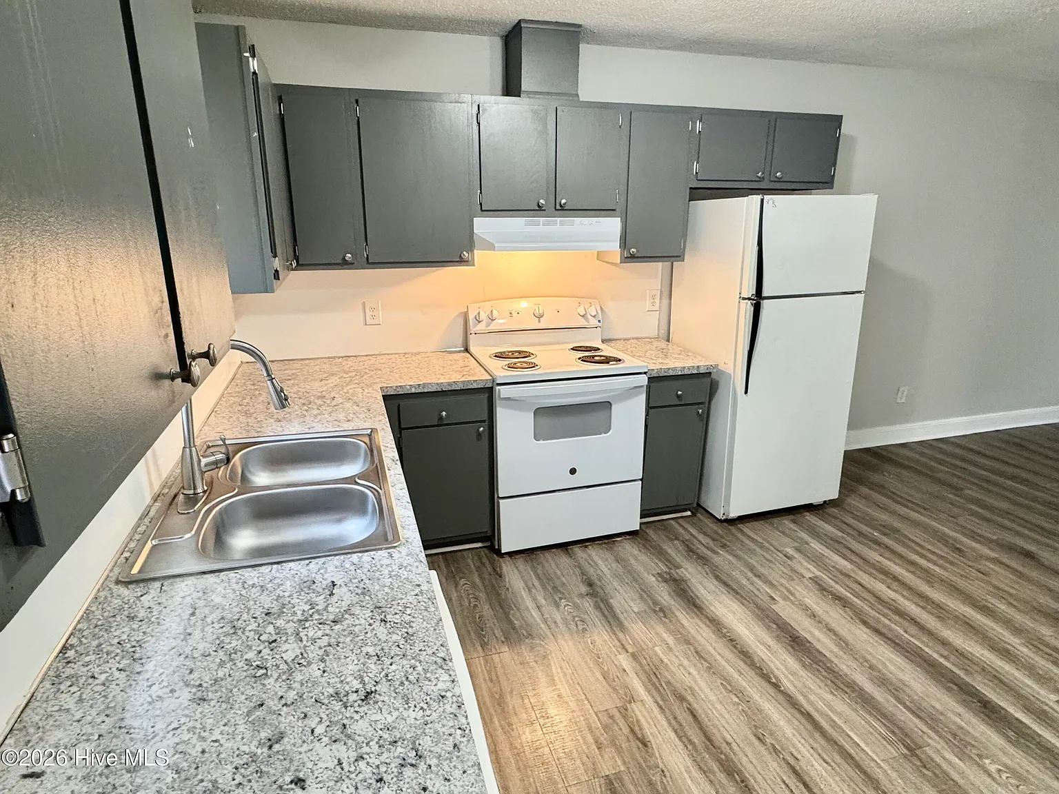 3 bed, 1.0 bath, $1,200 — Photo 2