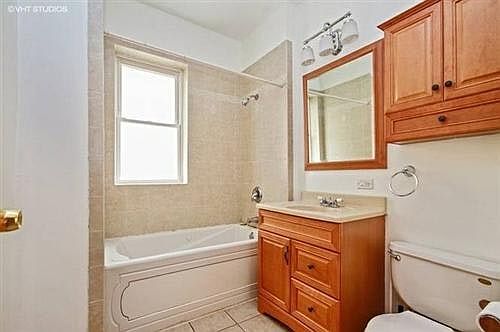 5th image of 2150 N Avers Ave #1