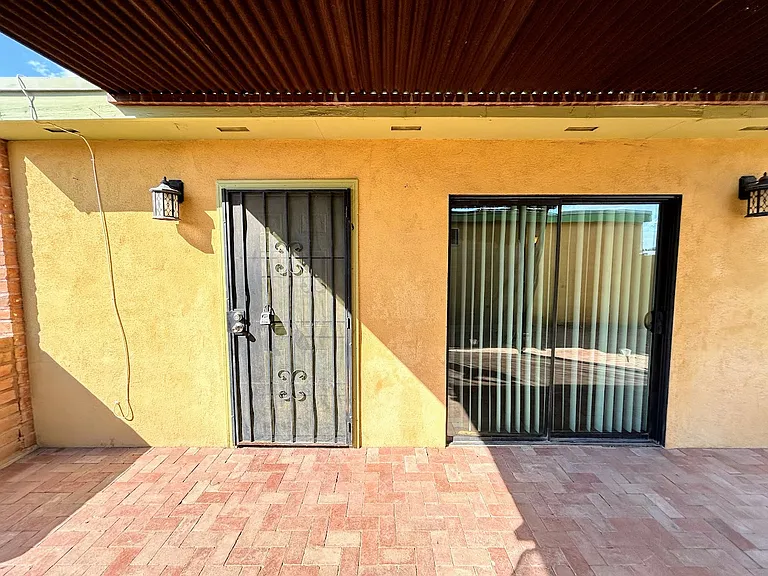 437 E Delano St — Photo 18