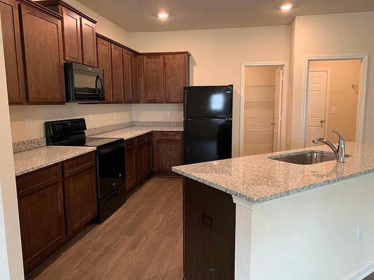 977 Walnut Creek Cir — Photo 5