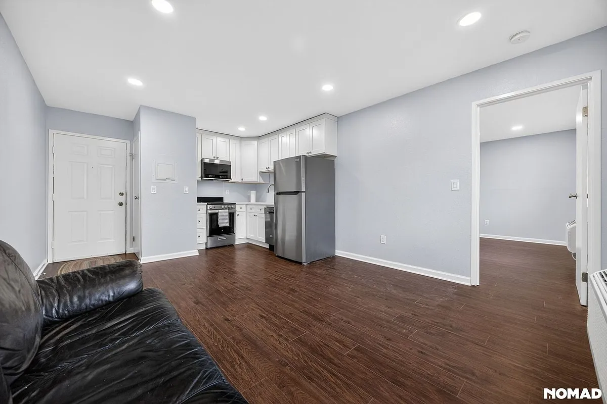 Building Photo - 9 Vreeland Ave #3E