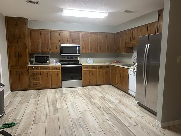 2nd image of 5970 Hermitage Dr APT B