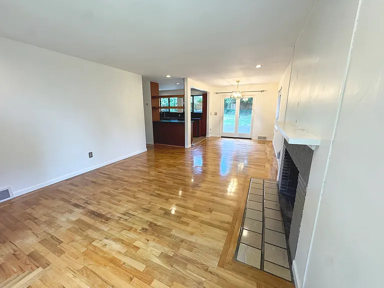 Main Living Room (Upstairs)
