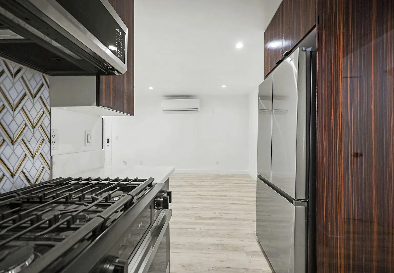111 Normandie Avenue, Unit 9 — Photo 3