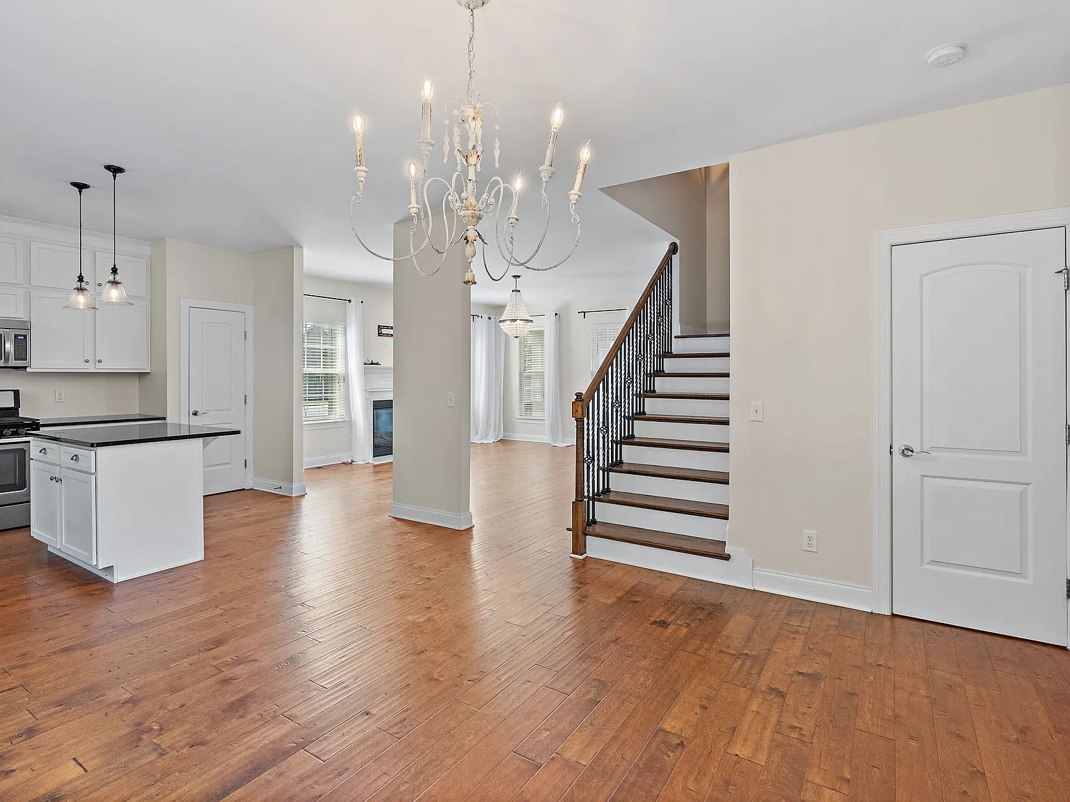 3 bed, 2.5 bath, 2417 sqft, $2,950 — Photo 3