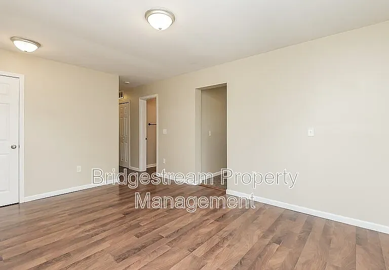 340 Walnut St — Photo 6