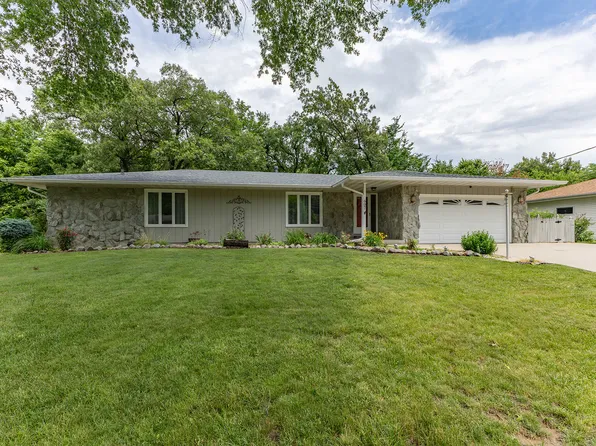 607 E 5th St, Coal Valley, IL 61240