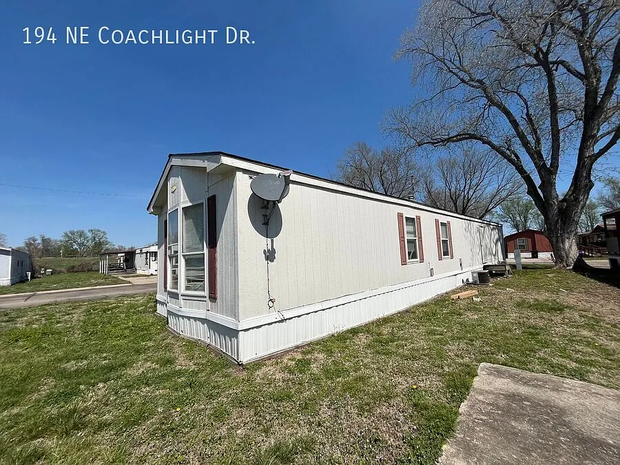 Building Photo - 194 NE Coachlight Dr