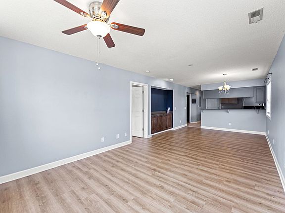 3rd image of 4265 Villa Dr. #907
