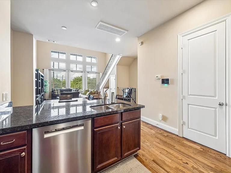 2848 Leeland St — Photo 11