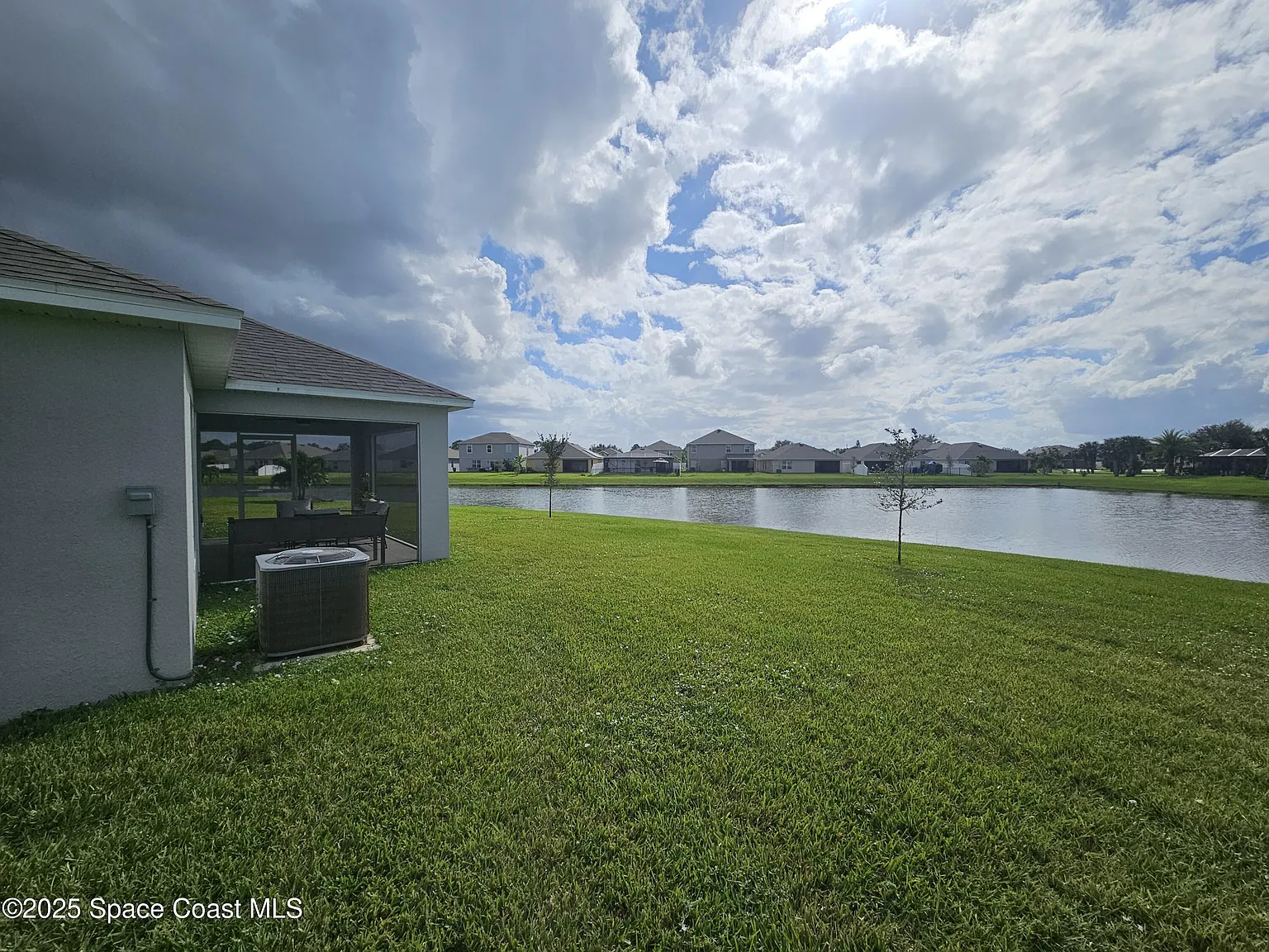 3 bed, 2.0 bath, 1660 sqft, $2,300 — Photo 3