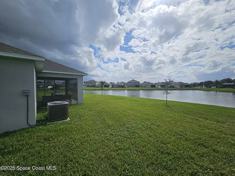 586 Cooper Ct SW — Photo 3