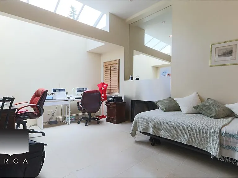 5060 Pinetree Cres — Photo 21