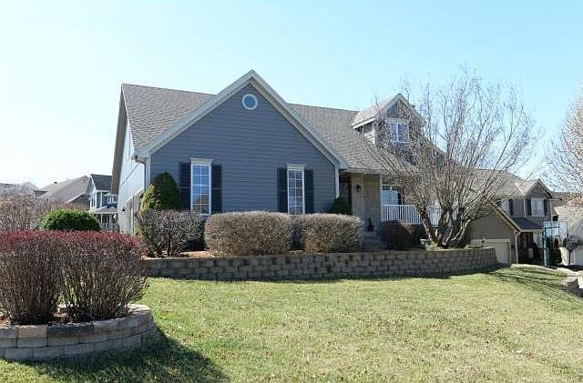 1st image of 114 SE Carolina Ct