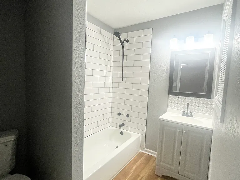 1018 W 29th St — Photo 24