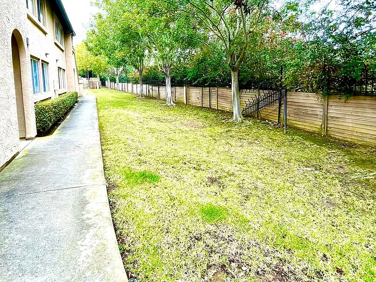 11329 Avenida De Los Lobos #G — Photo 30