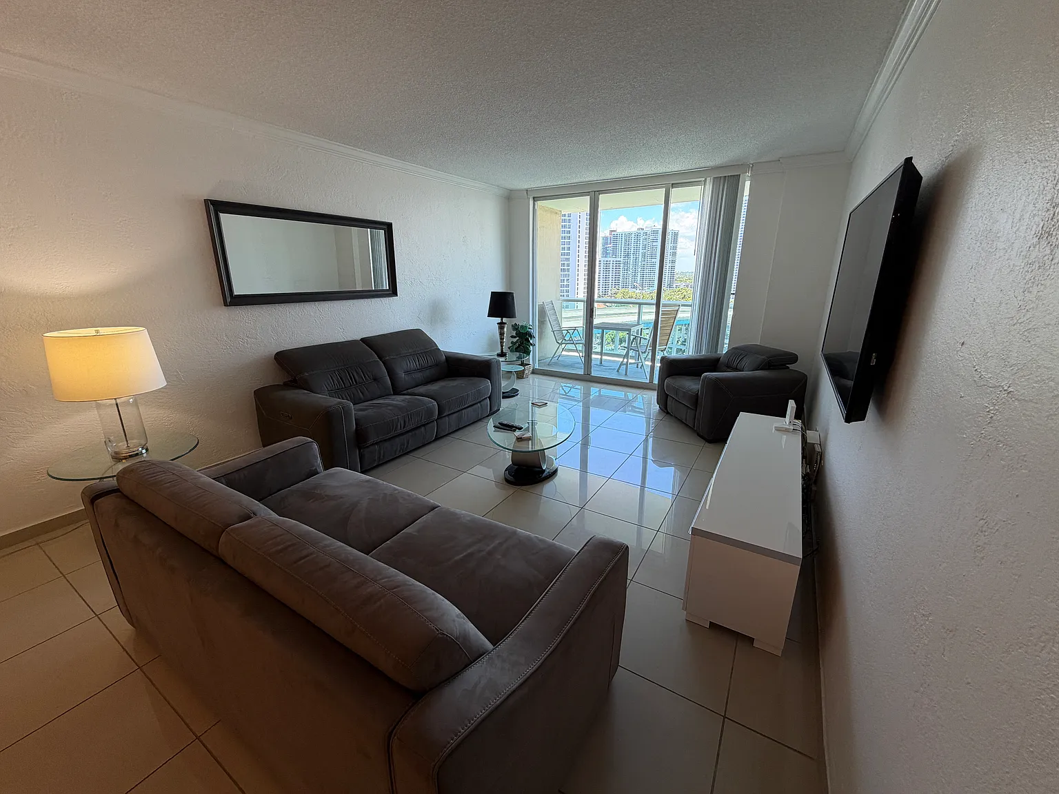 1 bed, 1.5 bath, 1000 sqft, $2,400 — Photo 3
