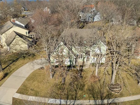 129 NE Edgewater Dr, Lees Summit, MO 64064