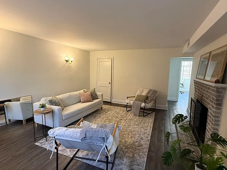 2709 Eton Rd — Photo 2