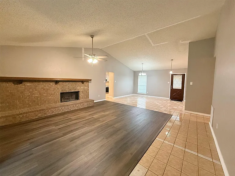 2834 Naples Dr — Photo 4