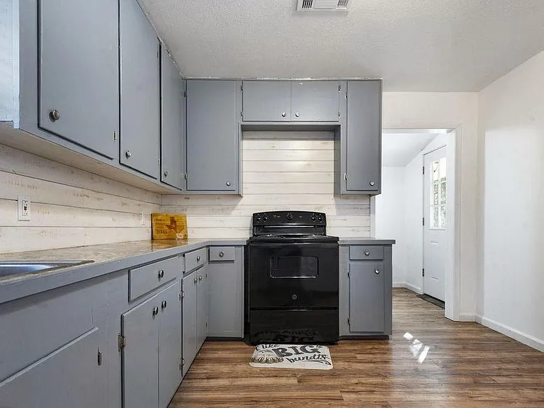 472 E Main St — Photo 3