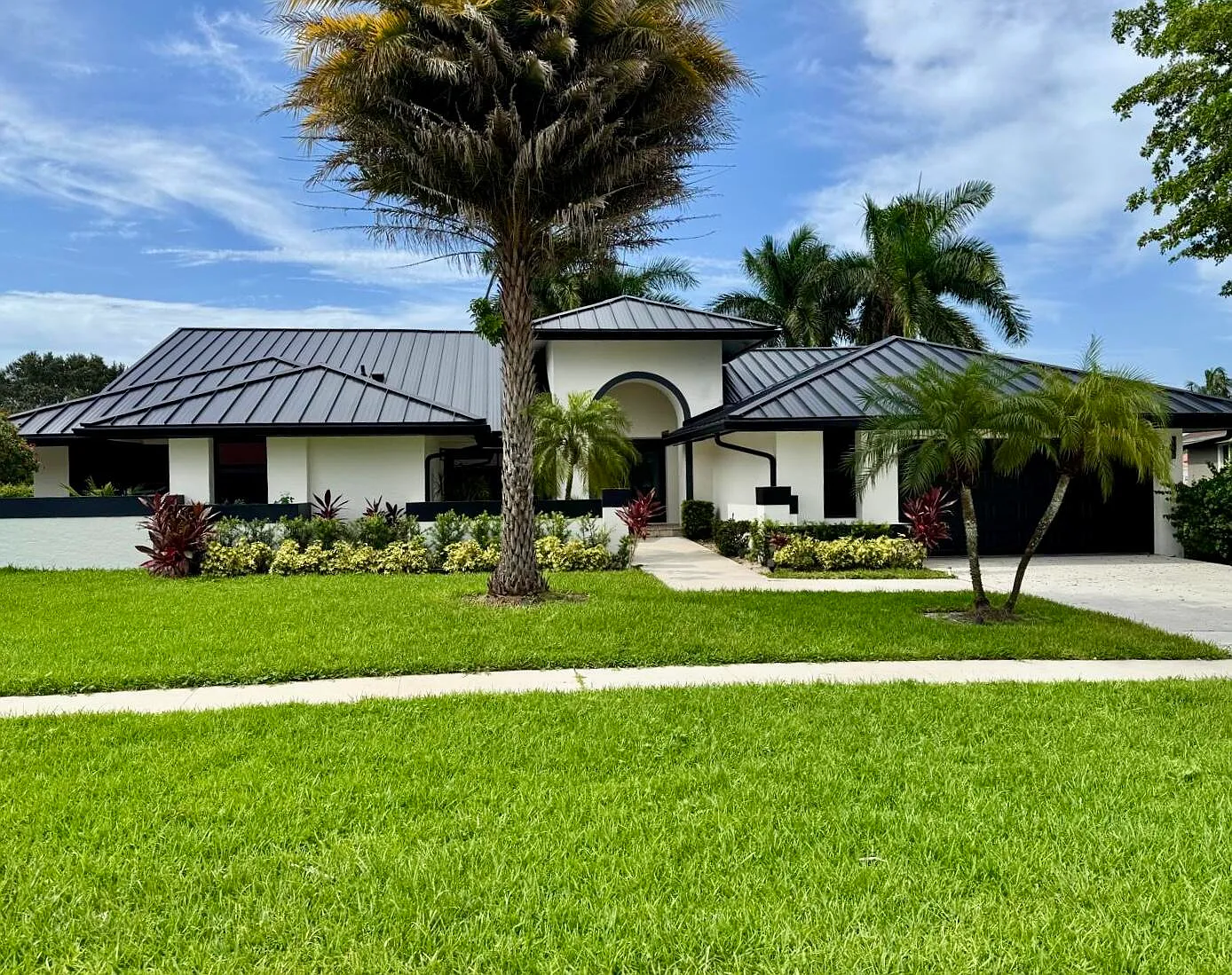 4 bed, 4.0 bath, 2522 sqft, $10,000 — Photo 1