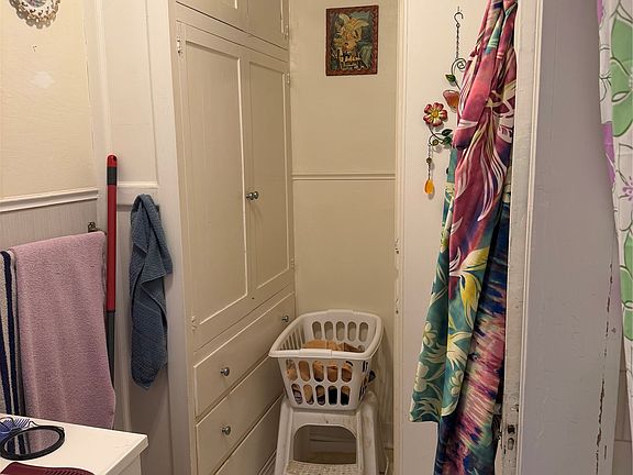 5th image of 227 B St SW