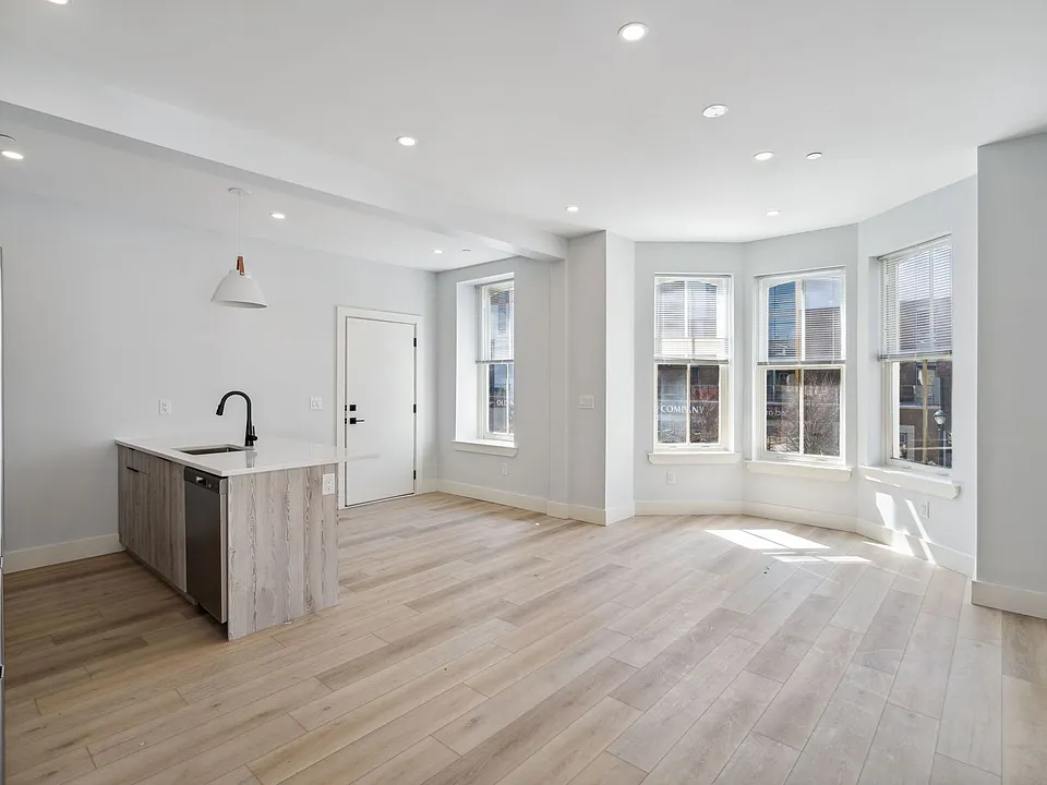 Serpentine Apartments: Newly Renovated in the Heart of Drexel