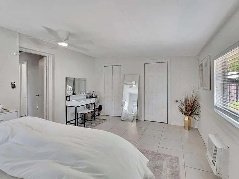 329 SE 3rd Ave — Photo 15
