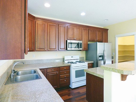 Beautiful kitchen with granite tiles, newer appliances