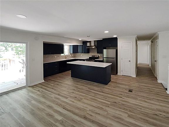5th image of 8443 Park Ridge Ln