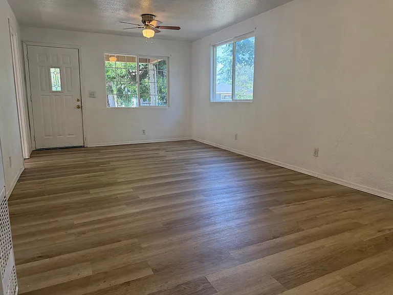 855 SE Flint St — Photo 2