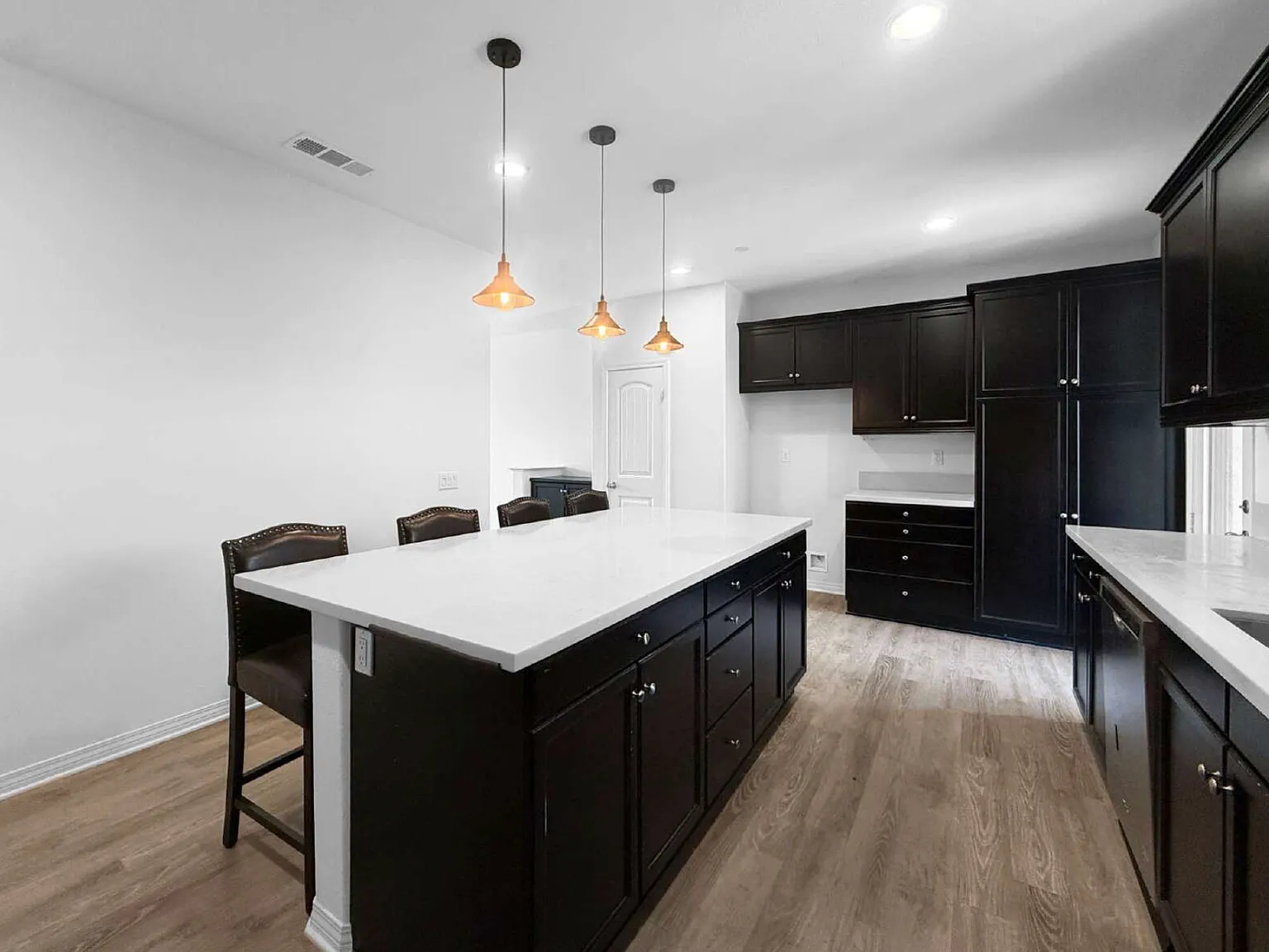 4 bed, 2330 sqft, $3,900 — Photo 3