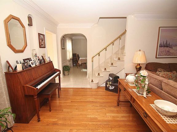 3rd image of 332 Livingstone Pl