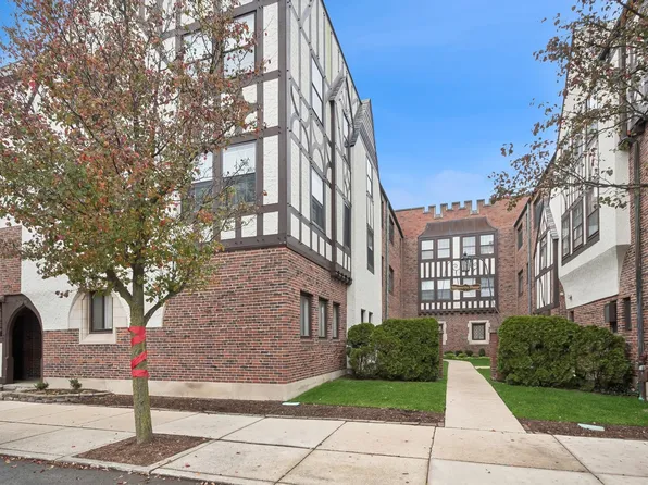 1099 Merril St #2, Winnetka, IL 60093