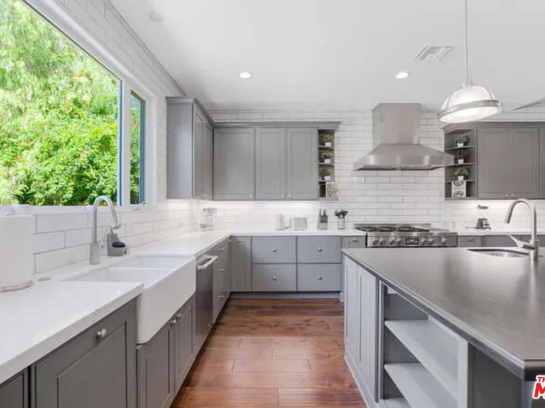 5907 Jumilla Ave — Photo 31