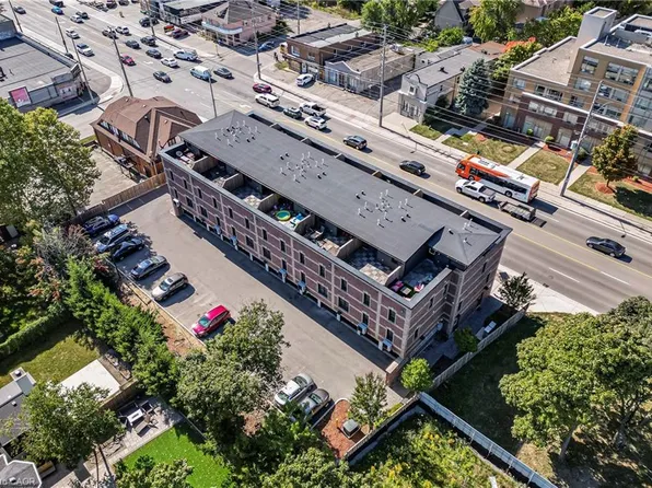 760 Lakeshore Rd E Unit 213, Mississauga, ON L5E 1C7