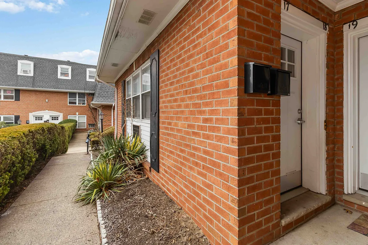 Private Entrance - 25 River Rd #A17