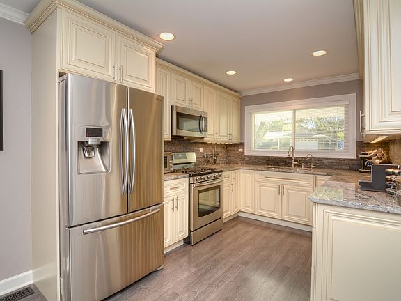 Stunning 42" Glazed Cabinetry, Samsung SS Appliances