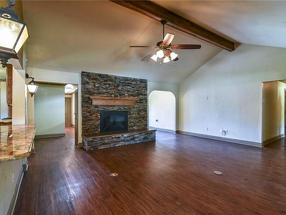 4th image of 2410 Greenbriar Ct