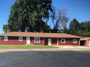 903 Cleveland Ave, Charleston, IL 61920